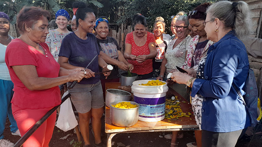 “Cuando la mujer culta y virtuosa unge la obra con la miel de su cariño, la obra es invencible”  mujer