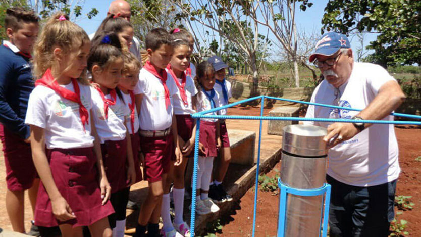 La gestión del conocimiento desde edades tempranas con pioneros y amigos del agua, es prioridad del multilaureado innovador avileño Rafael González-Abreu Fernández. Fotos: Archivo Invasor