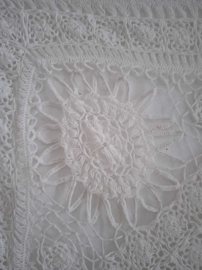 Miñardiando, de Ángela Gómez Muñoz y Yanet Rodríguez Gómez, pieza conformada por tejidos (técnicas crochet y miñardi), (Mención, y Premio colateral de la Dirección Provincial de Cultura salon5
