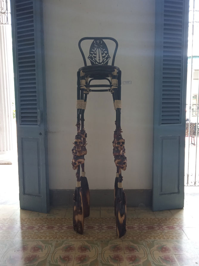 Desarraigo, trabajo en madera, de Darién Morejón Baños salon7