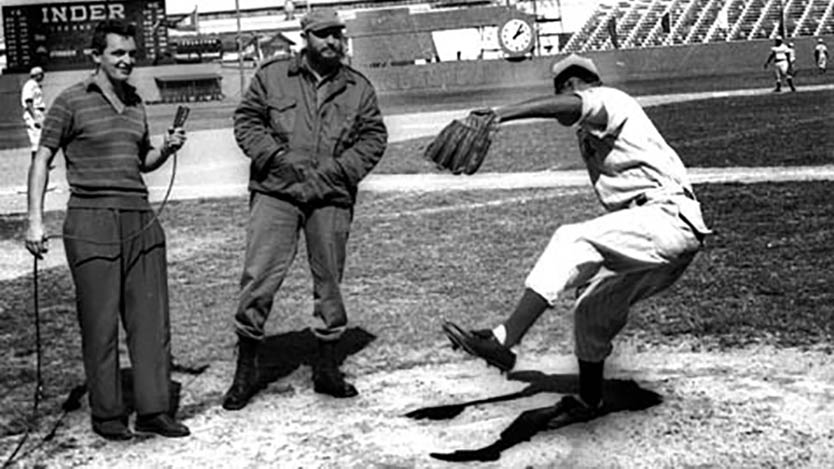 Eddy, junto a Fidel, mientras el estelar Modesto Verdura completa el lanzamiento. Foto: Tomada de Prensa Latina