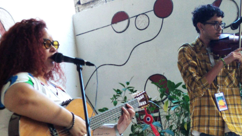 Santa Massiel en concierto en el 2025, junto a su hijo Samuel Cabrera Rueda. Foto: Vasily