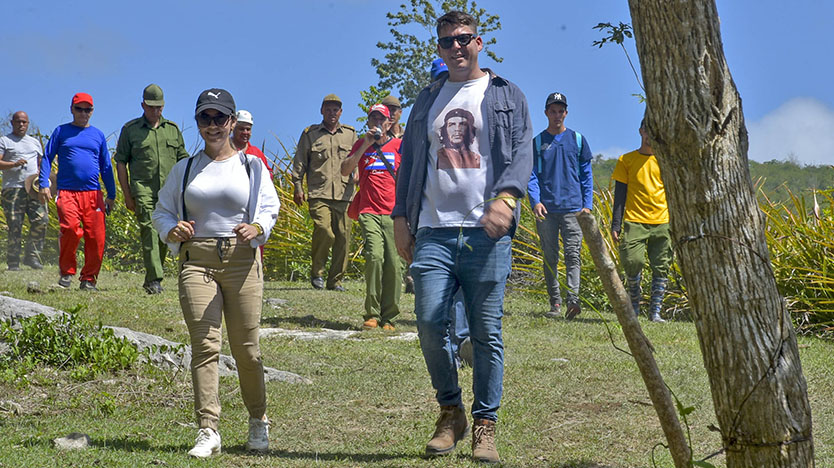 Pablo González Pérez, coordinador de Programas y Objetivos en el Gobierno provincial, al centro de la imagen, cuando una columna predominantemente juvenil evocaba al Héroe Nacional mediante el ascenso al pico 28 de enero. Foto: Michel Guerra