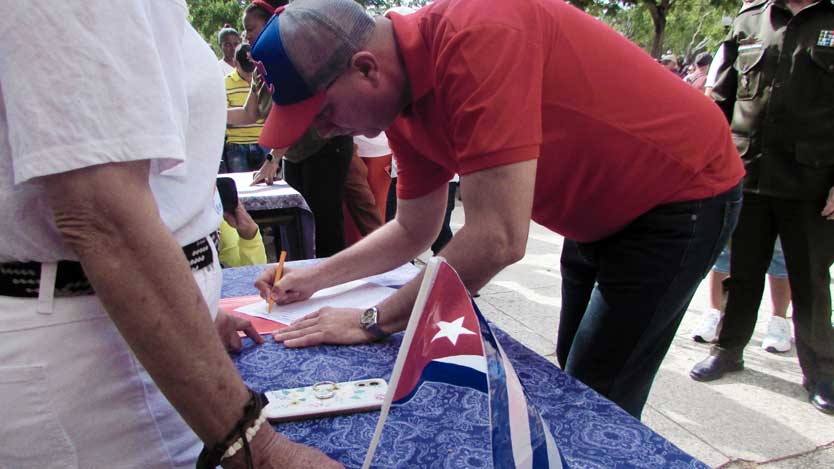 Julio Heriberto Gómez Casanova, máxima autoridad política de la provincia, de los primeros en plasmar su firma Fotos: Jessica Beatriz Díaz Sosa